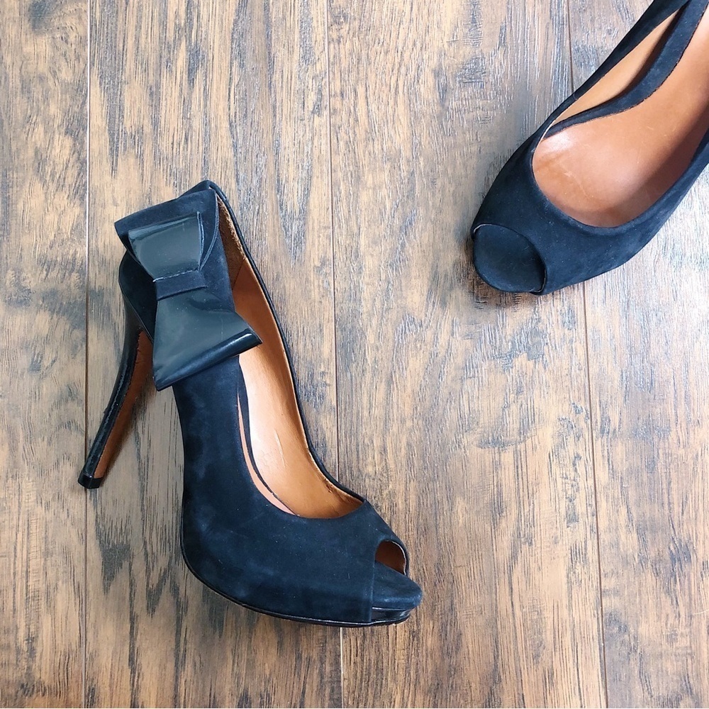 SCHUTZ • peep toe platform pumps black suede patent bow retro twee